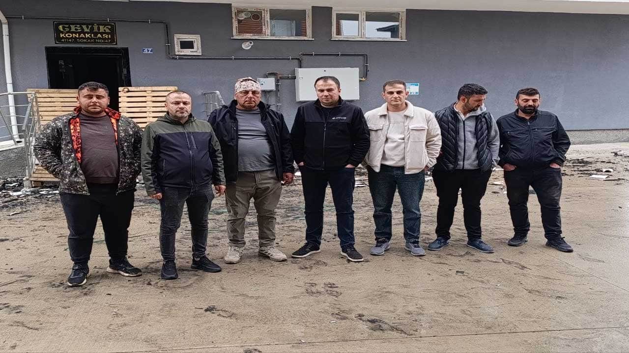 Foto - Çatıda facianın eşiğinden dönülmüştü! Yangının ardından 20 aile kış günü sokakta kaldı