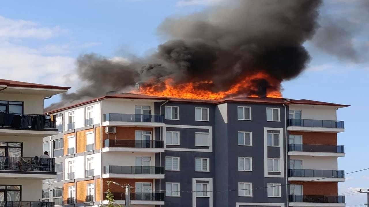 Foto - Çatıda facianın eşiğinden dönülmüştü! Yangının ardından 20 aile kış günü sokakta kaldı