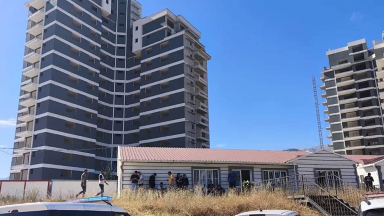 Foto - Çatıya çıkan işçiler para istedi: 15 katlı inşaatın çatısına çıktılar... Lüks rezidansta tehlikeli eylem
