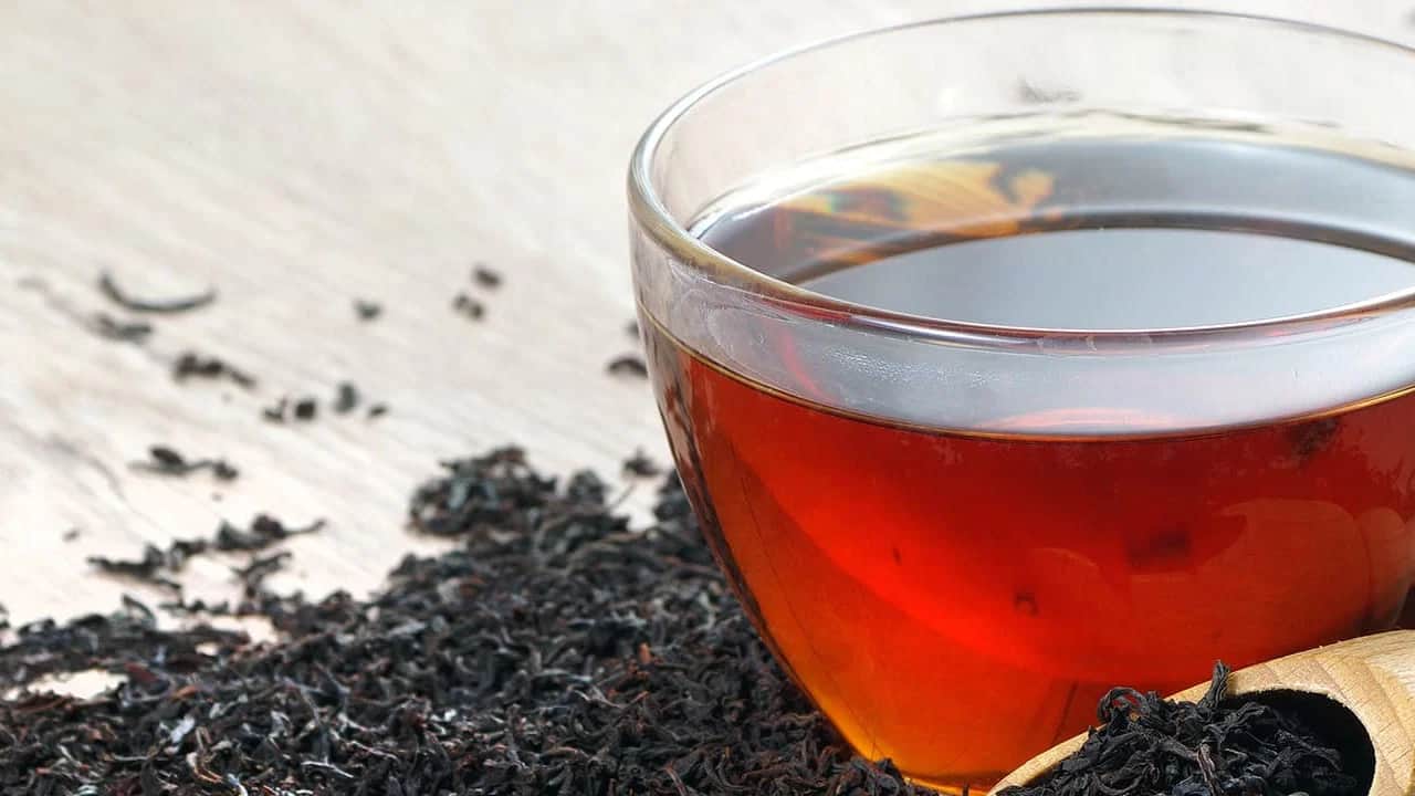 Çay dökün, parkelerinizde ne toz kalıyor ne çizik! Birçok kişi ilk defa duyacak... Uygulansa böyle yapıyormuş