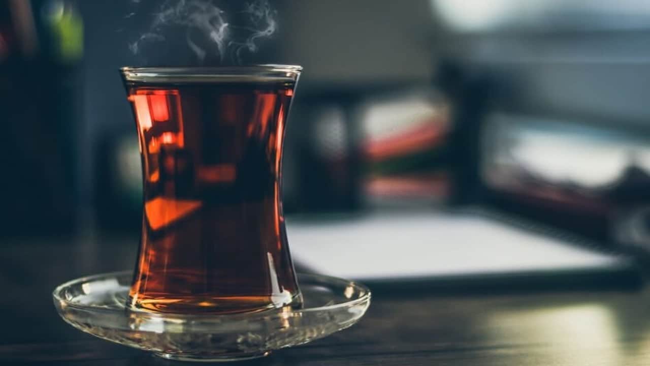 Foto - Çay dökün, parkelerinizde ne toz kalıyor ne çizik! Birçok kişi ilk defa duyacak... Uygulansa böyle yapıyormuş