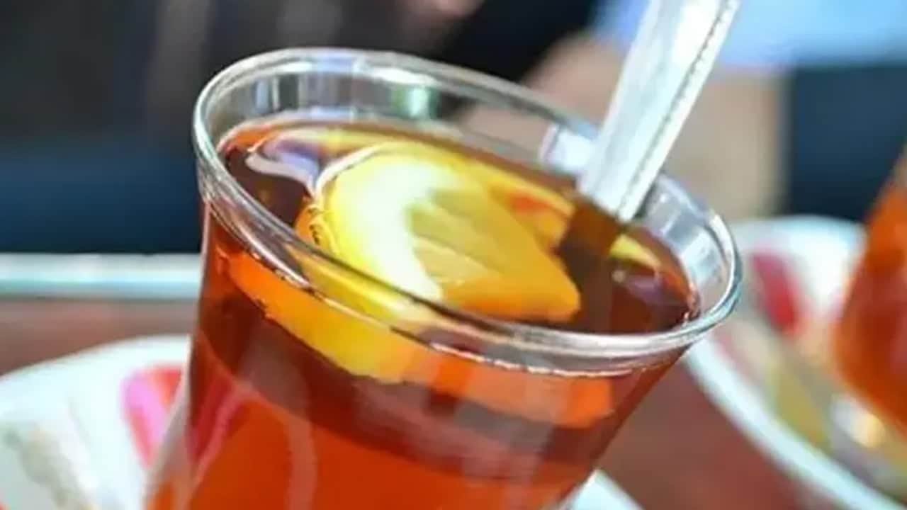 Çaya 1 dilim limon sıkarsanız... Demir emilimini dengelemeye yardımcı olur! 5 yararı, püf noktaları