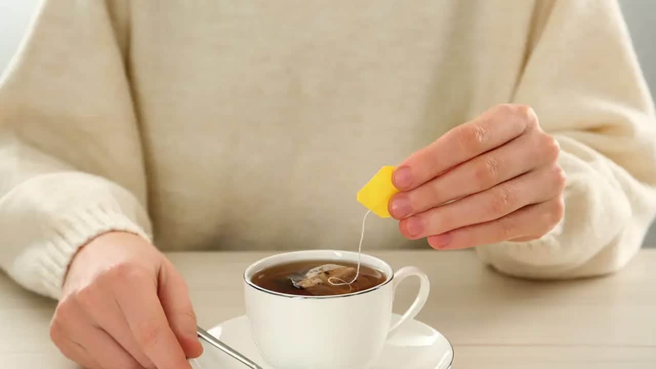 Foto - Çaya 1 dilim limon sıkarsanız... Demir emilimini dengelemeye yardımcı olur! 5 yararı, püf noktaları
