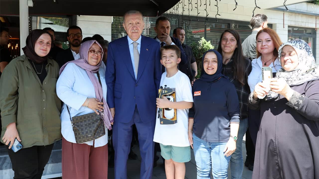 Foto - Çengelköy’de vatandaşlarla bir araya geldi! Erdoğan’dan esnafa sürpriz ziyaret