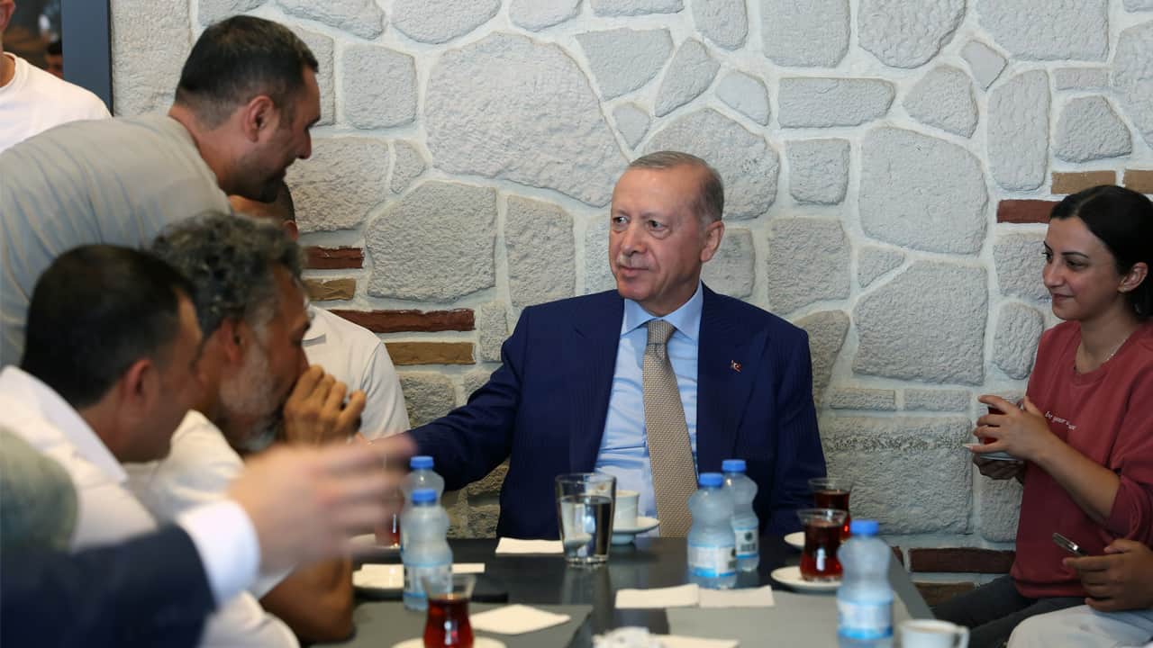Foto - Çengelköy’de vatandaşlarla bir araya geldi! Erdoğan’dan esnafa sürpriz ziyaret