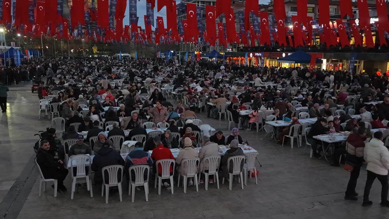 Foto - CHP'den AK Parti'ye geçmişti! Özlem Çerçioğlu'ndan müthiş ramazan hamlesi