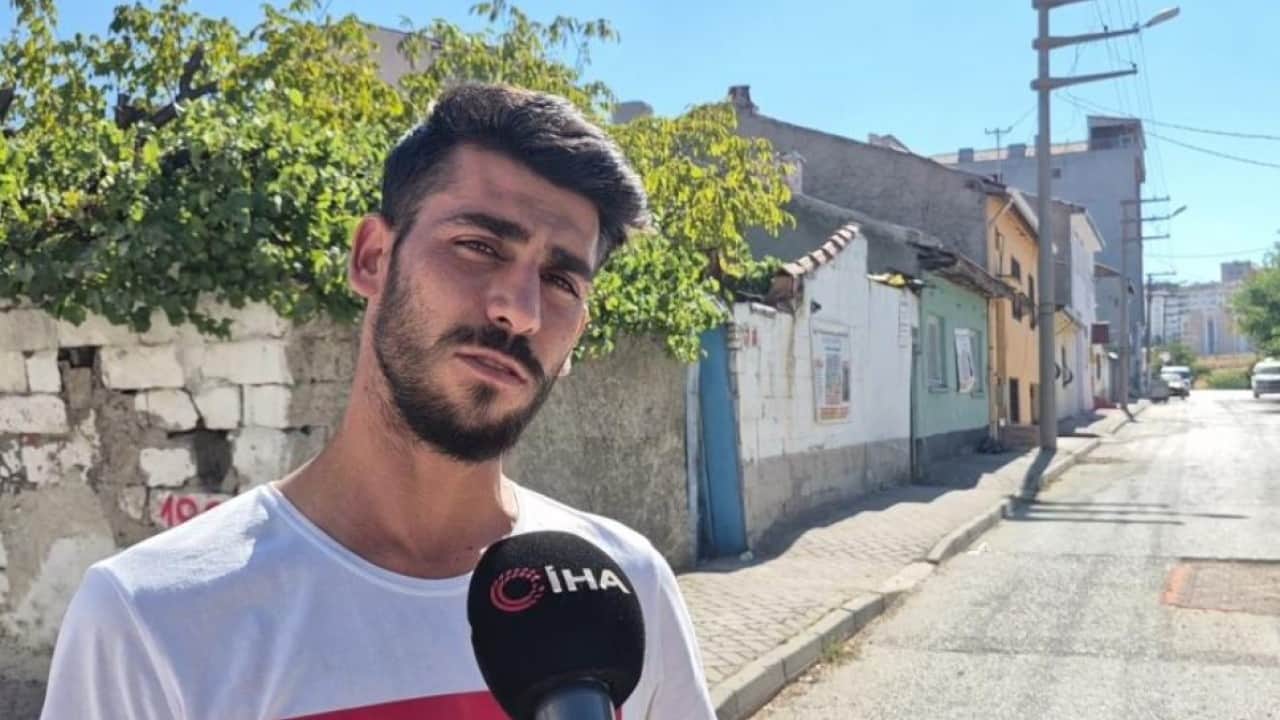 Foto - Yeni Parti'li belediyenin beceriksizliği pes dedirtti! Vatandaşlar yoldaki çukuru halıyla kapattı