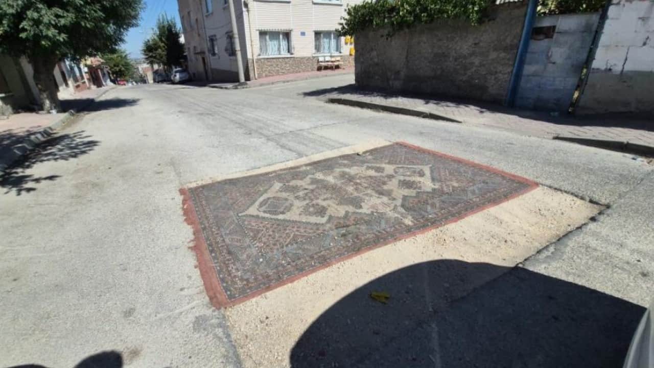 Foto - Yeni Parti'li belediyenin beceriksizliği pes dedirtti! Vatandaşlar yoldaki çukuru halıyla kapattı