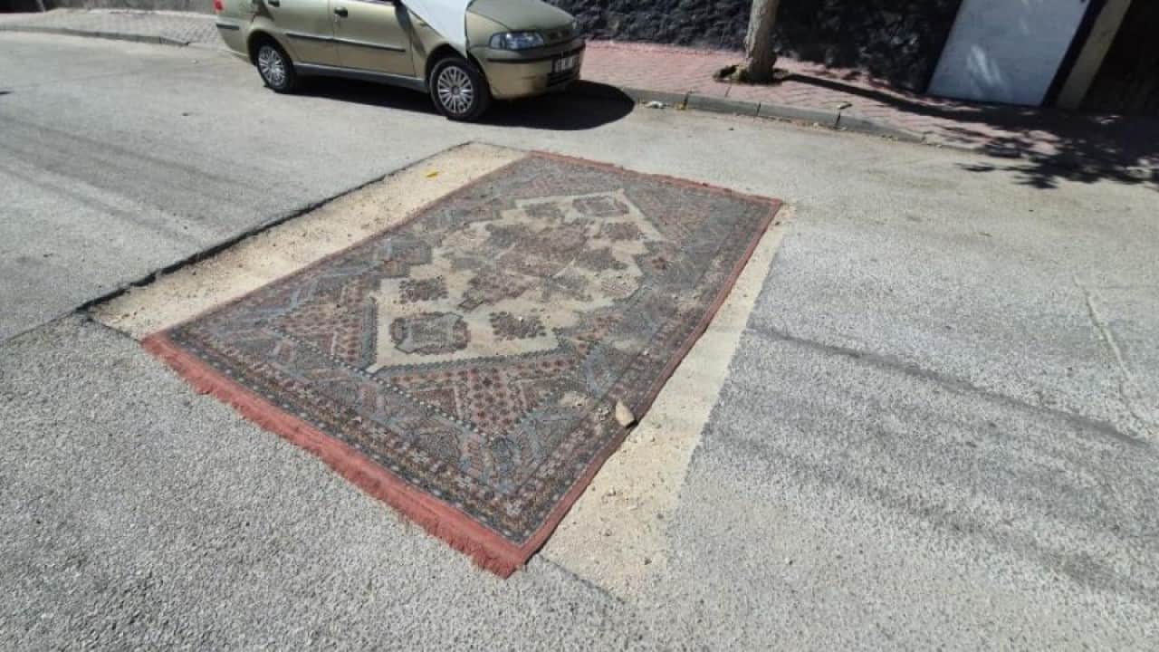 Foto - Yeni Parti'li belediyenin beceriksizliği pes dedirtti! Vatandaşlar yoldaki çukuru halıyla kapattı