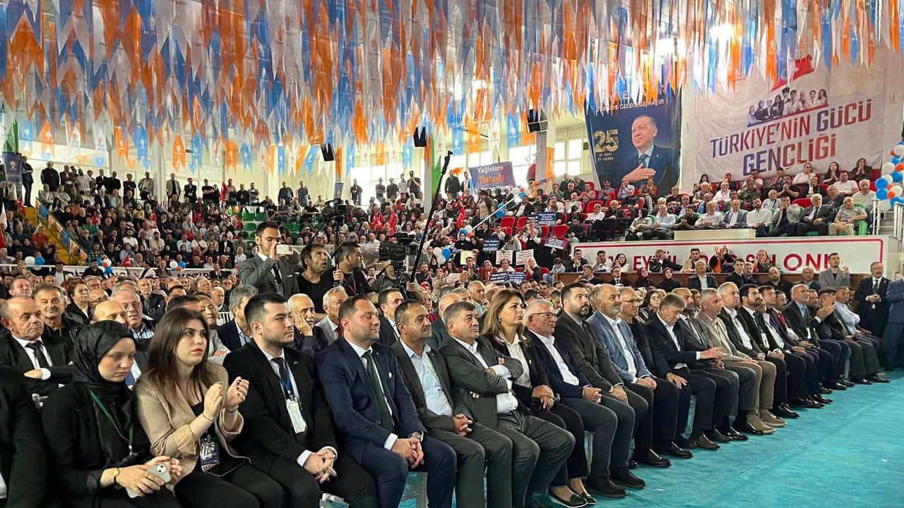 Foto - CHP’li belediyeyi titreten gövde gösterisi! AK Partililer salonlara sığmadı