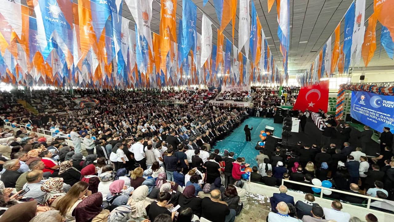 Foto - CHP’li belediyeyi titreten gövde gösterisi! AK Partililer salonlara sığmadı