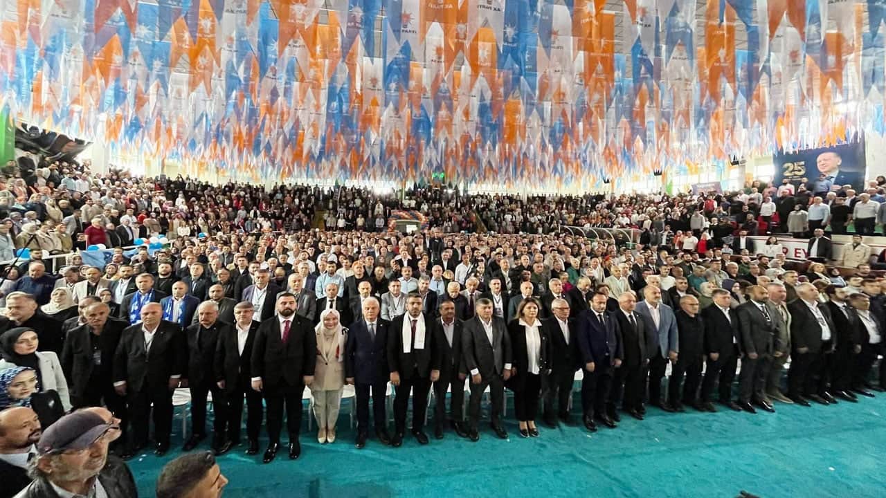 Foto - CHP’li belediyeyi titreten gövde gösterisi! AK Partililer salonlara sığmadı