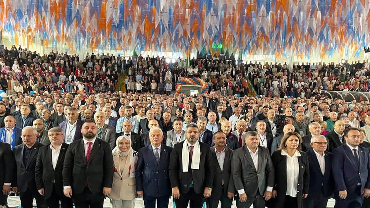Foto - CHP’li belediyeyi titreten gövde gösterisi! AK Partililer salonlara sığmadı