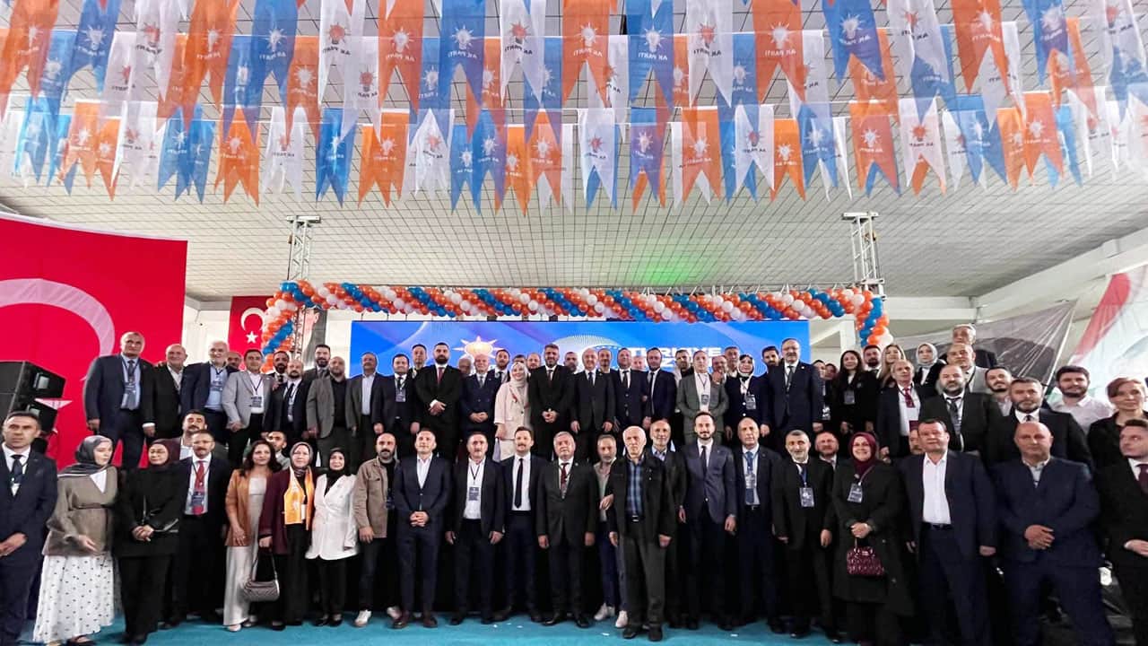 Foto - CHP’li belediyeyi titreten gövde gösterisi! AK Partililer salonlara sığmadı