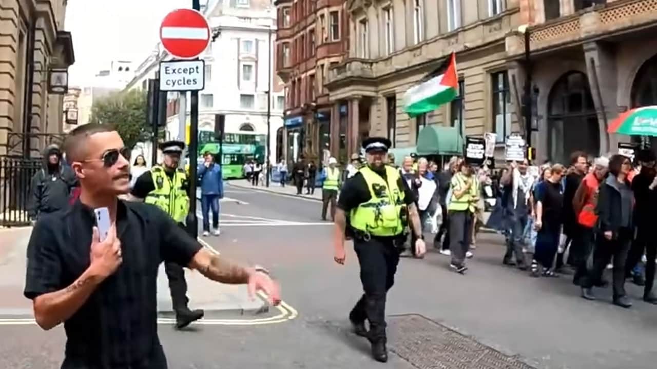 Foto - CHP’ye ingiltere yolu göründü! Bu soytarıyı da ziyaret edecek misiniz? Kafir İngiliz bile İslam’a hakarete izin vermedi