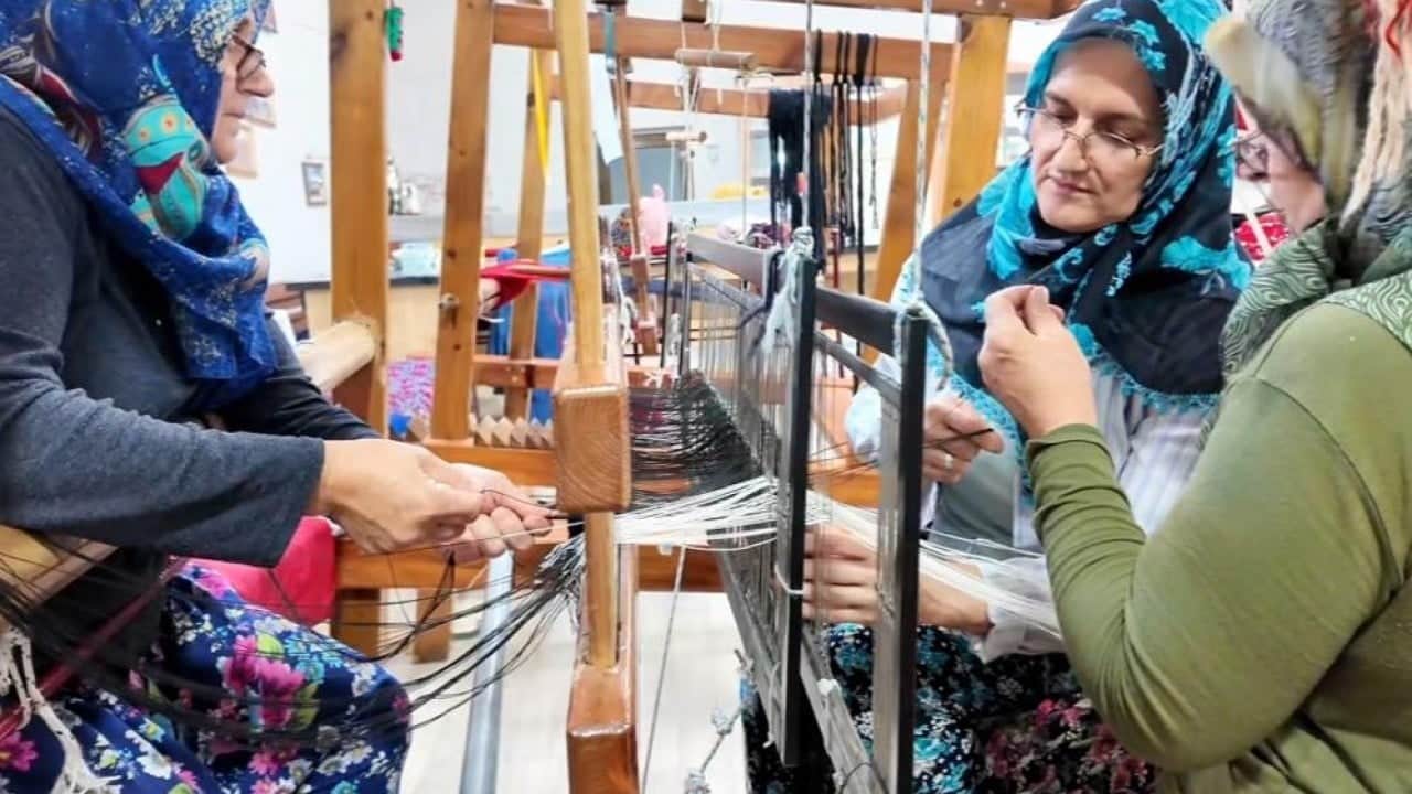 Cicim dokuma ‘Dokuyan Eller’de hayat buluyor Her bir ilmekte 200 yıllık tarih var