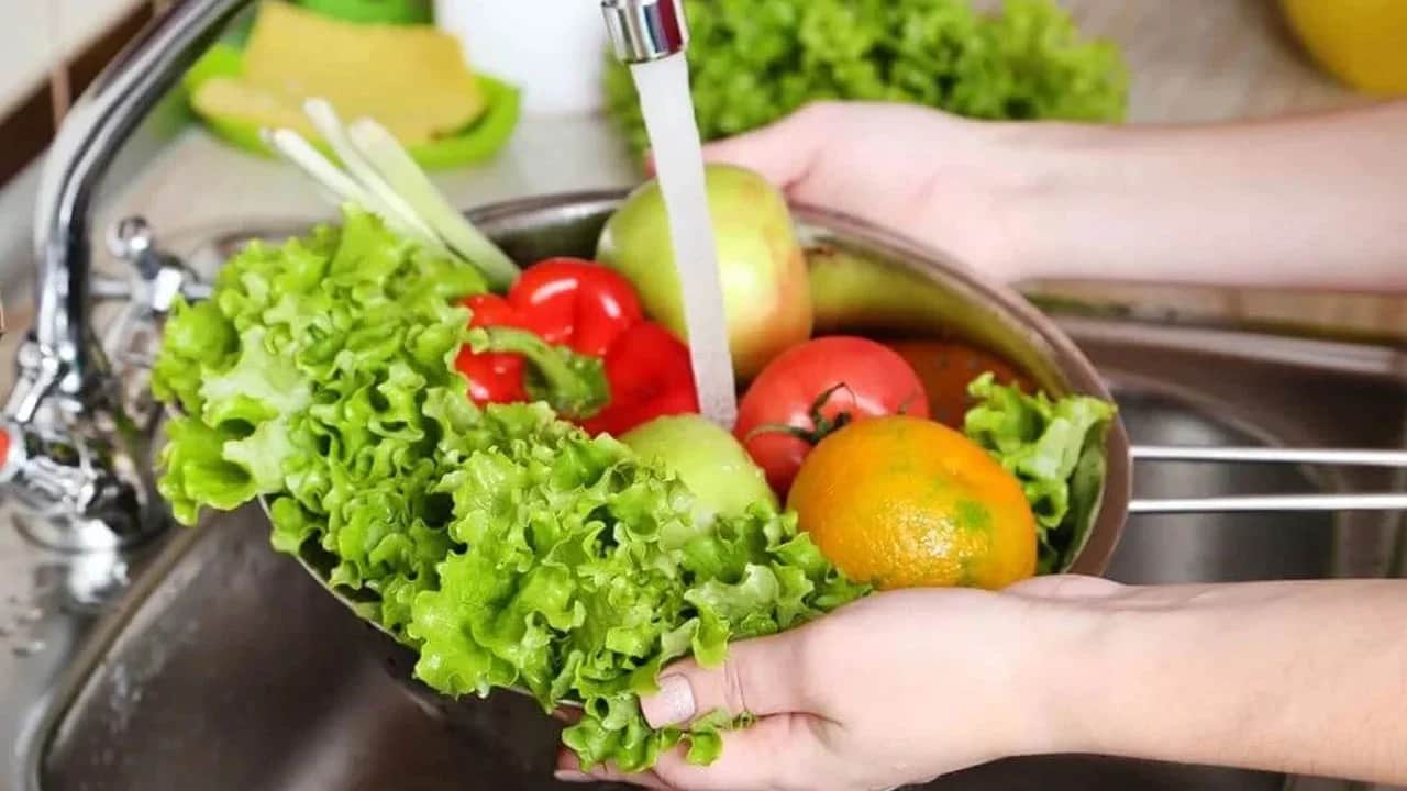Ciddi sağlık sorunlarına yol açıyor! Yazın bu gıdaları tüketirken dikkat edin
