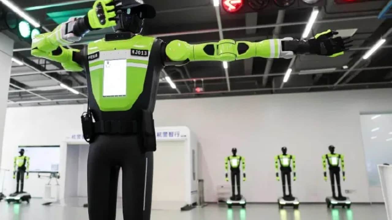 Foto - Çin sokaklarında yeni dönem! Trafik denetimini robot polisler yapıyor