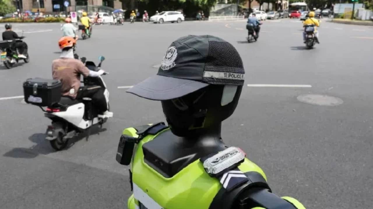 Çin sokaklarında yeni dönem! Trafik denetimini robot polisler yapıyor