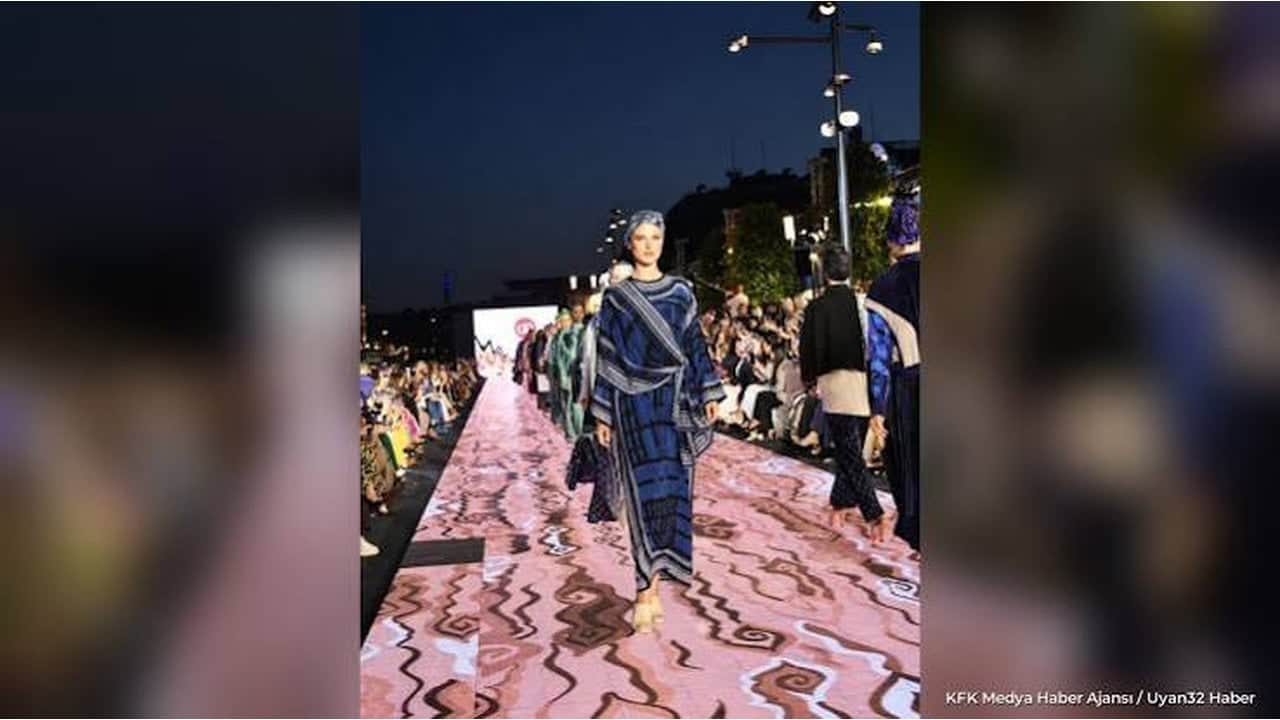 Foto - Çıplaklığın sembolu Hadise’nin orada ne işi var? İstanbul’da tepki çeken "tesettür(!)" defilesi