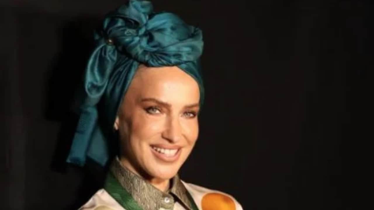 Foto - Çıplaklığın sembolu Hadise’nin orada ne işi var? İstanbul’da tepki çeken "tesettür(!)" defilesi