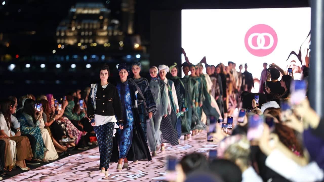 Foto - Çıplaklığın sembolu Hadise’nin orada ne işi var? İstanbul’da tepki çeken "tesettür(!)" defilesi