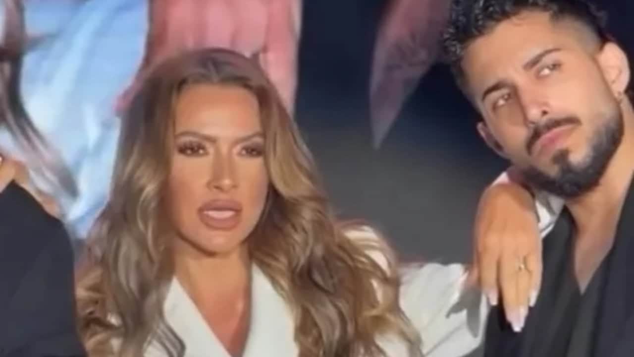 Foto - Çıplaklığın sembolu Hadise’nin orada ne işi var? İstanbul’da tepki çeken "tesettür(!)" defilesi