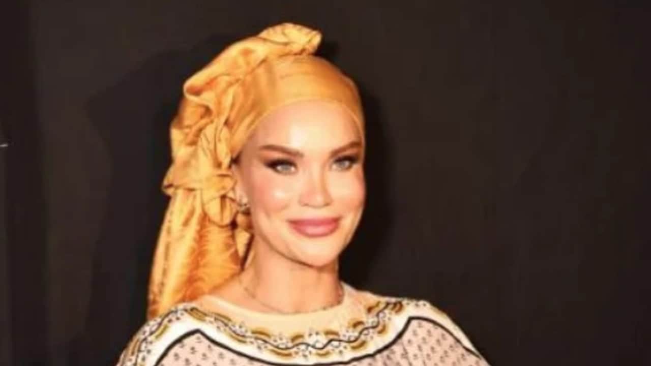 Foto - Çıplaklığın sembolu Hadise’nin orada ne işi var? İstanbul’da tepki çeken "tesettür(!)" defilesi