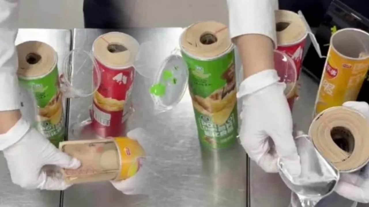 Cips kutularından bakın ne çıktı! Memurları şaşkına çeviren olay
