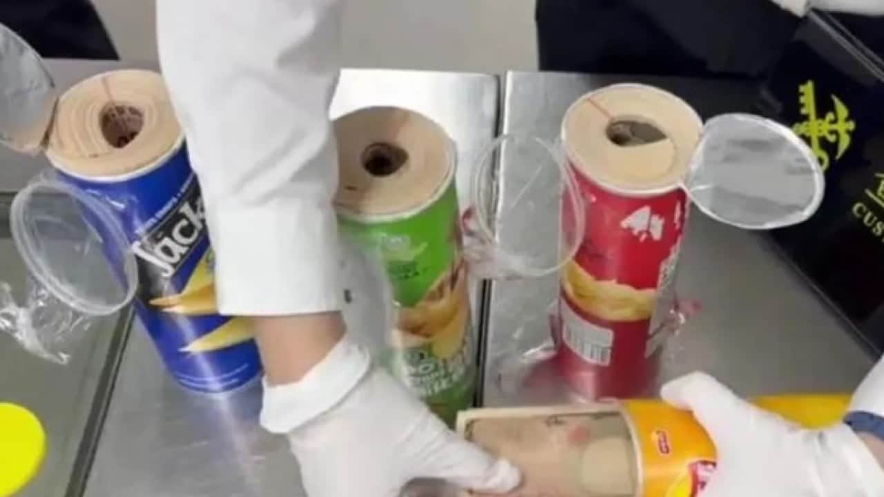 Foto - Cips kutularından bakın ne çıktı! Memurları şaşkına çeviren olay