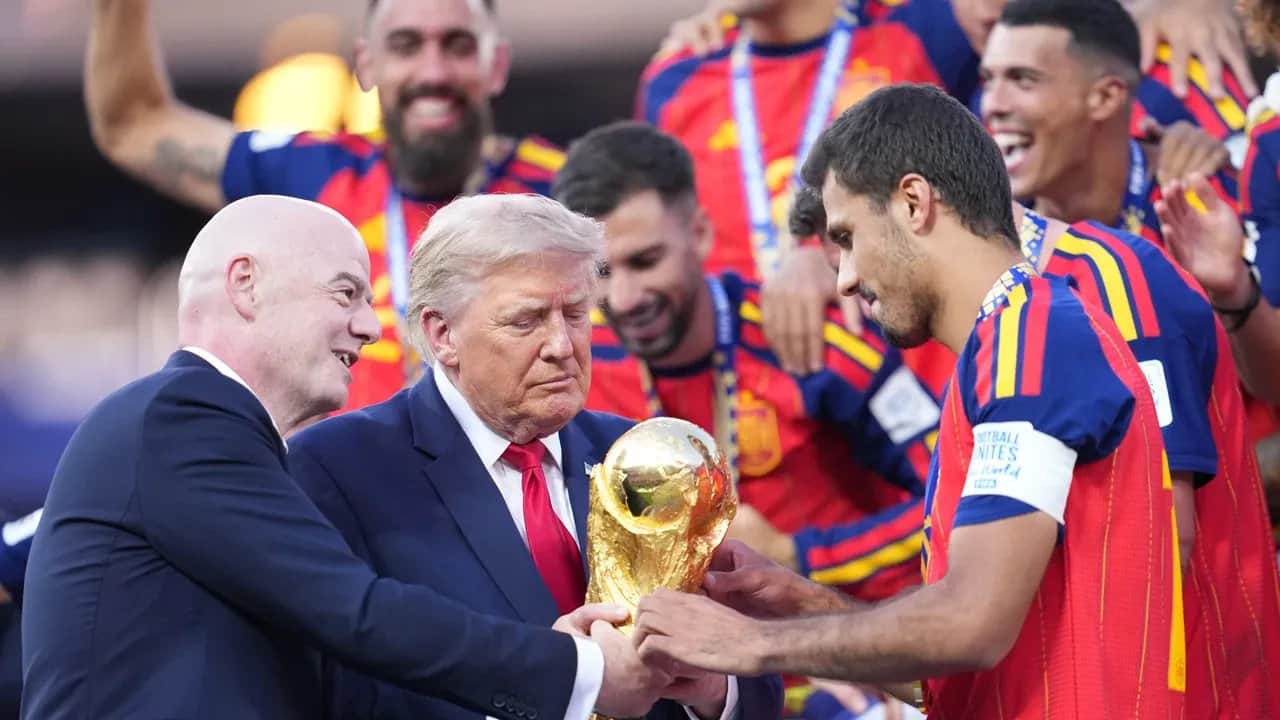 Foto - Çocuk olsa annesinden azarı yemişti! Trump, Dünya Kupası töreninde öyle bir şey yaptı ki...