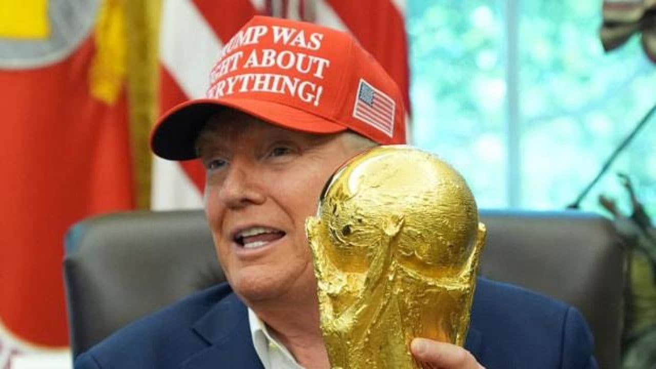 Foto - Çocuk olsa annesinden azarı yemişti! Trump, Dünya Kupası töreninde öyle bir şey yaptı ki...