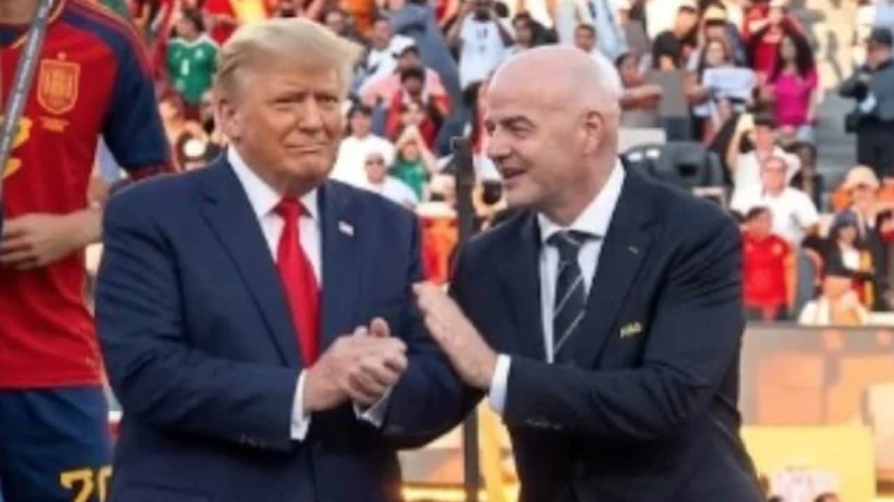 Foto - Çocuk olsa annesinden azarı yemişti! Trump, Dünya Kupası töreninde öyle bir şey yaptı ki...