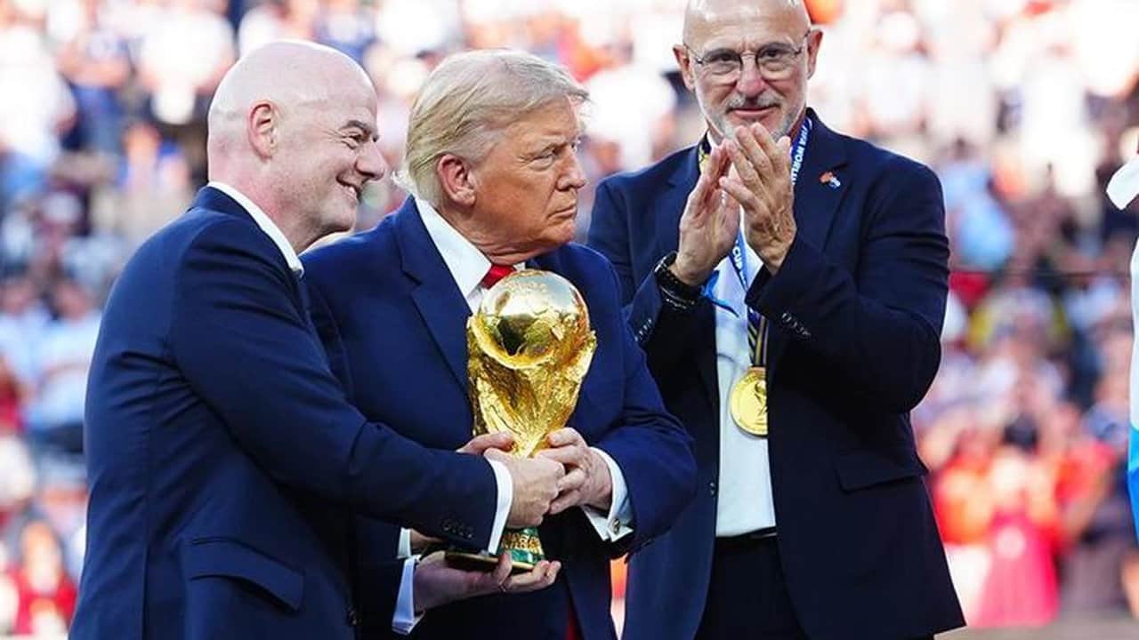 Foto - Çocuk olsa annesinden azarı yemişti! Trump, Dünya Kupası töreninde öyle bir şey yaptı ki...