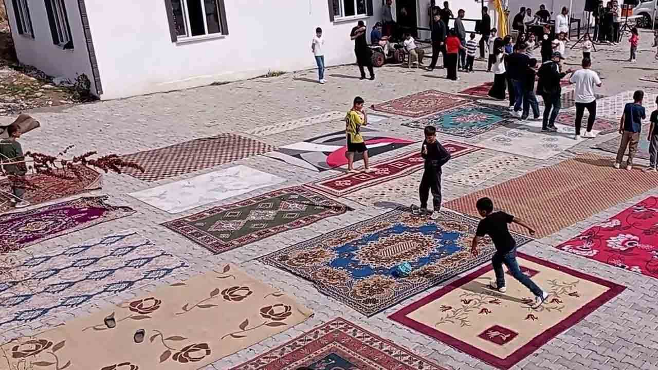 Foto - Çocukların futbol azmi: Taş parkeye halı serip saha kurdular!