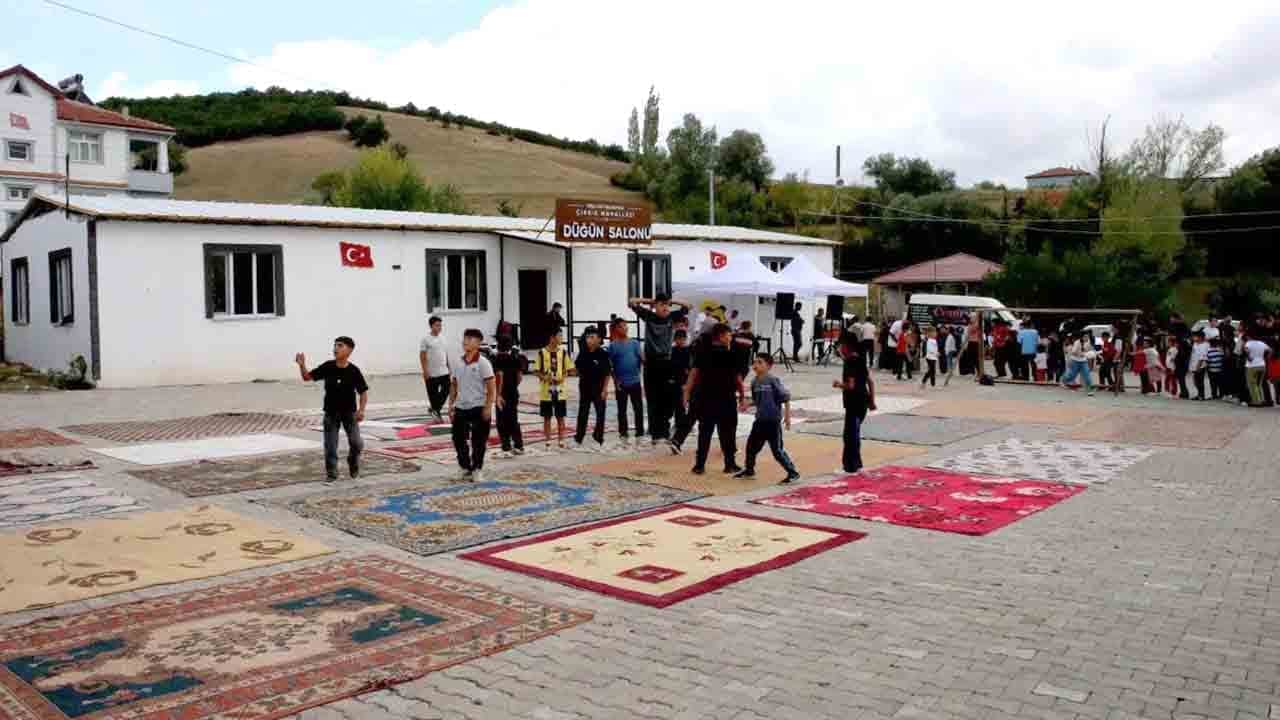 Çocukların futbol azmi: Taş parkeye halı serip saha kurdular!