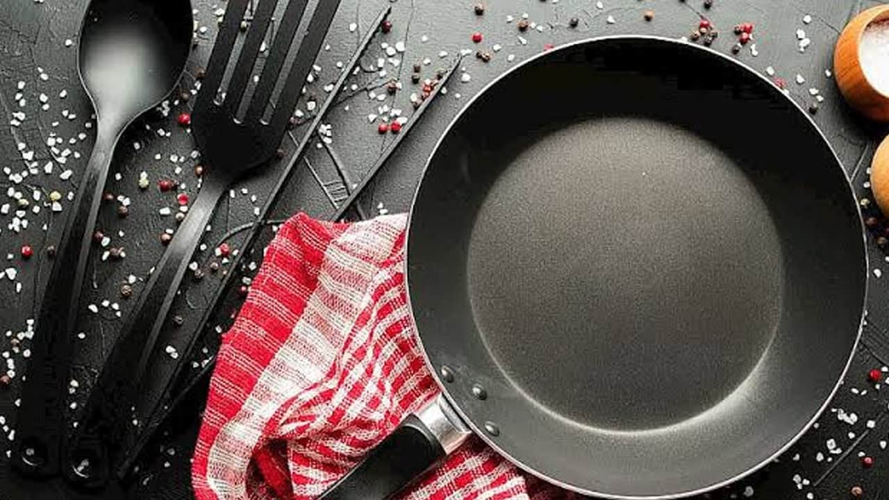 Foto - Çoğu kişi bu yolu kullanıyor ama dikkat! Temizleme: Tavaların ömrünü kısaltan 4 davranış... Paranızı çöpe atmayın