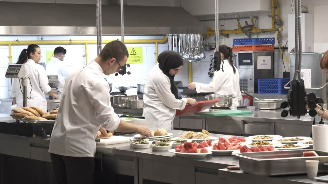 Çok farklı iki şehir tek mutfakta: Çok daha lezzetli oluyor... Keledoş ve ovmaç helvası beğeni topladı