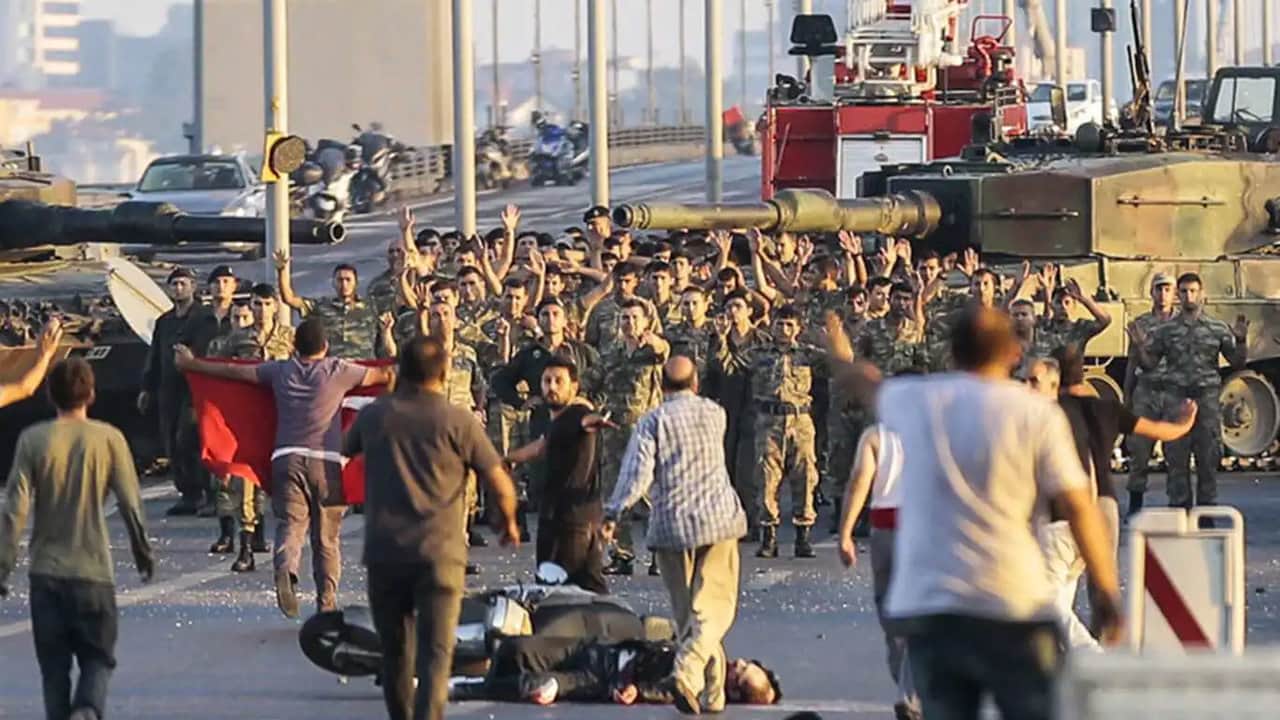 Foto - Cumhurbaşkanı Erdoğan, 15 Temmuz gecesindeki o detayı ilk defa anlattı: İki rekât namaz kılarak...