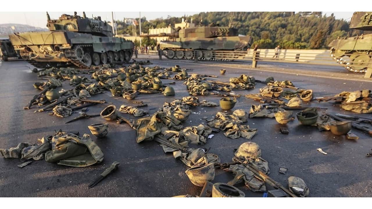 Foto - Cumhurbaşkanı Erdoğan, 15 Temmuz gecesindeki o detayı ilk defa anlattı: İki rekât namaz kılarak...
