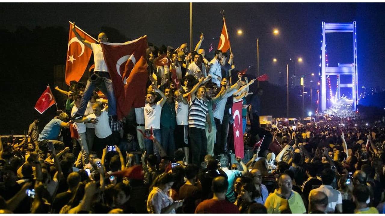 Foto - Cumhurbaşkanı Erdoğan, 15 Temmuz gecesindeki o detayı ilk defa anlattı: İki rekât namaz kılarak...