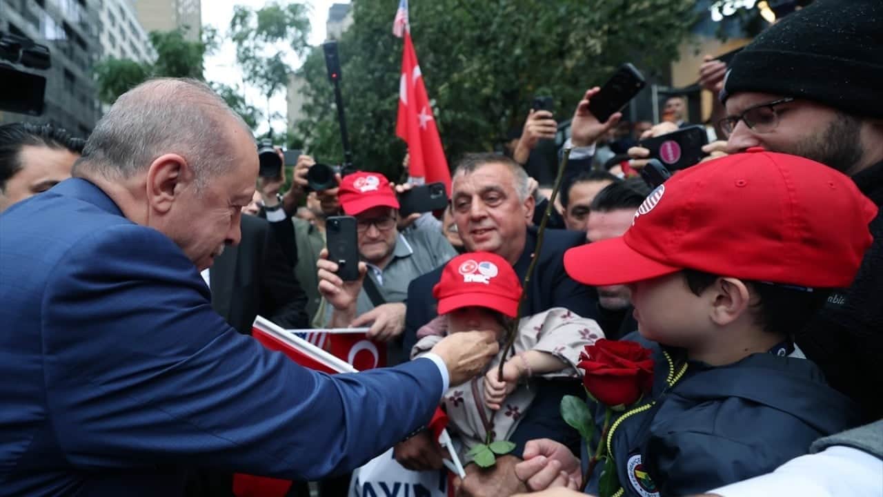 Foto - Cumhurbaşkanı Erdoğan, ABD'deki Türkevi'ne girişinde sevgi gösterileriyle karşılandı
