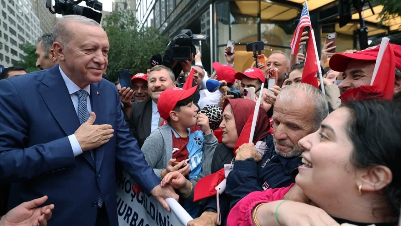 Foto - Cumhurbaşkanı Erdoğan, ABD'deki Türkevi'ne girişinde sevgi gösterileriyle karşılandı