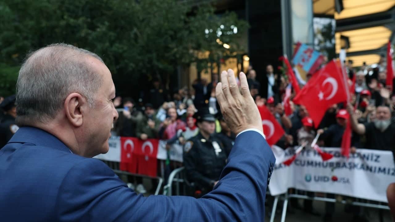Foto - Cumhurbaşkanı Erdoğan, ABD'deki Türkevi'ne girişinde sevgi gösterileriyle karşılandı