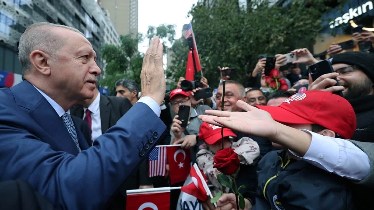 Foto - Cumhurbaşkanı Erdoğan, ABD'deki Türkevi'ne girişinde sevgi gösterileriyle karşılandı