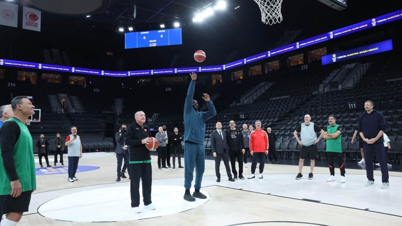 Foto - Cumhurbaşkanı Erdoğan, efsane basketbolcu Shaquille O'Neal ile basketbol oynadı