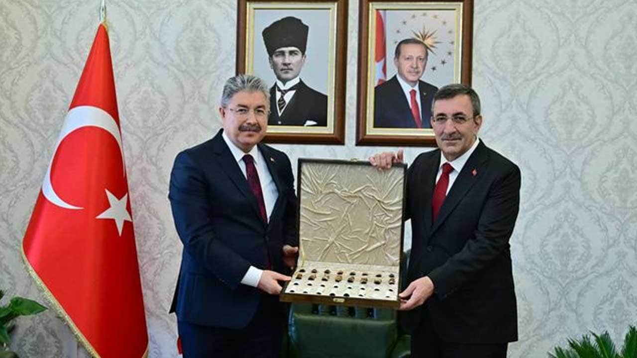 Foto - Cumhurbaşkanı Yardımcısı Cevdet Yılmaz'dan dikkat çeken 'yastık altı' açıklaması