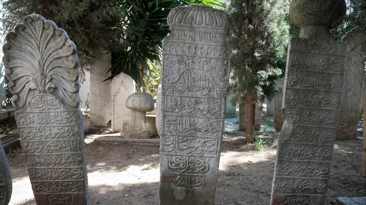 Foto - Cumhurbaşkanlığı himayesinde… Mezar taşlarına kazınan tarih kayıt altında 