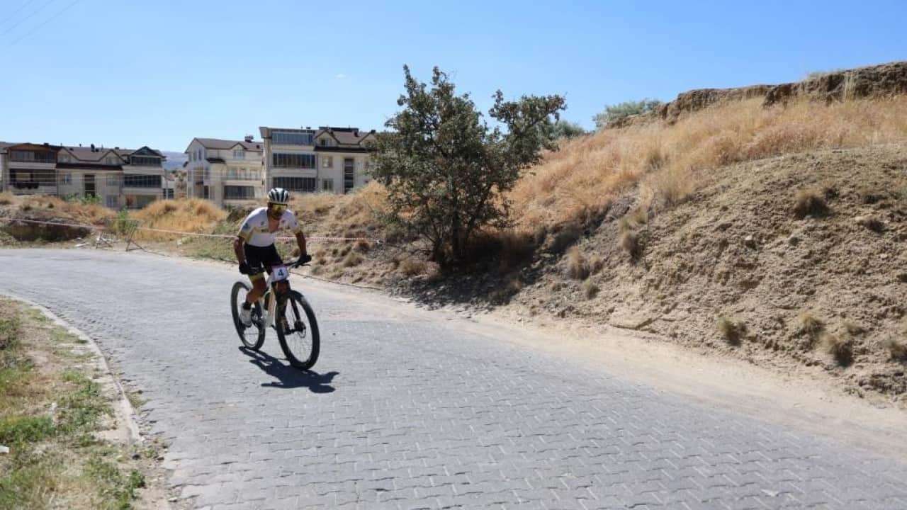 Foto - Dağ Bisikleti Şampiyonası’nda Kapadokya’da pedal basıp teker çevirdiler