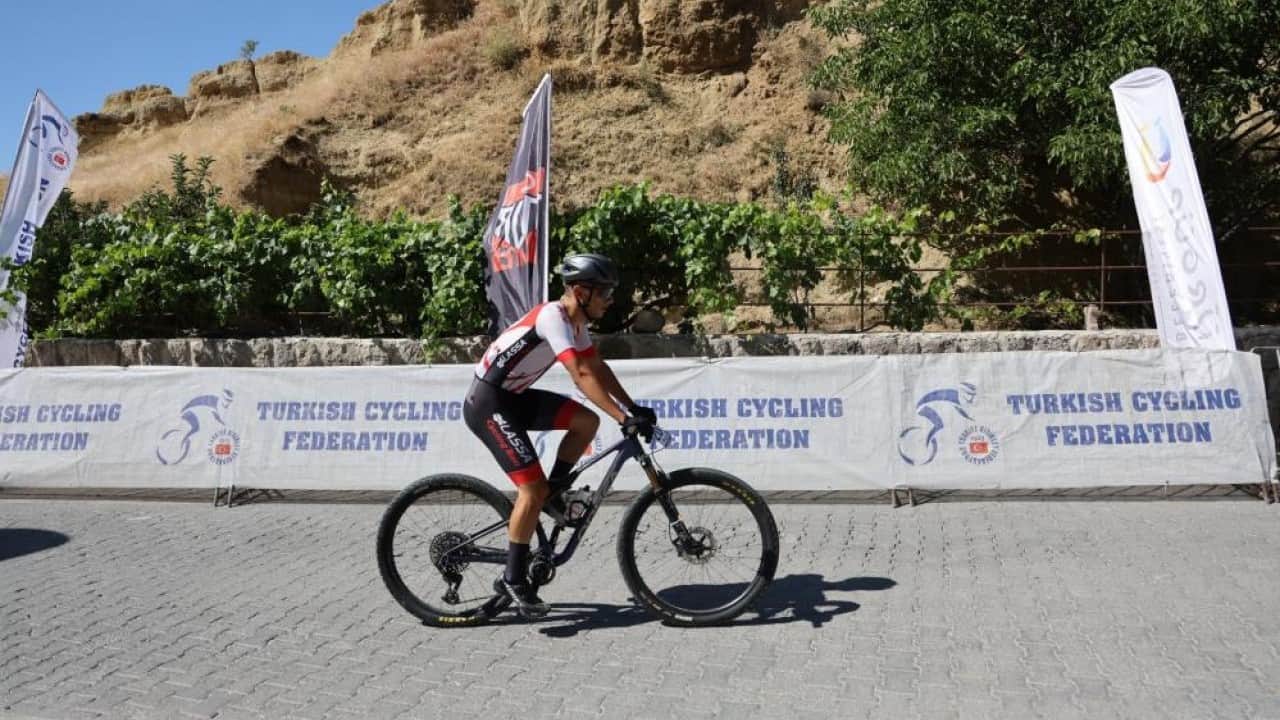 Foto - Dağ Bisikleti Şampiyonası’nda Kapadokya’da pedal basıp teker çevirdiler